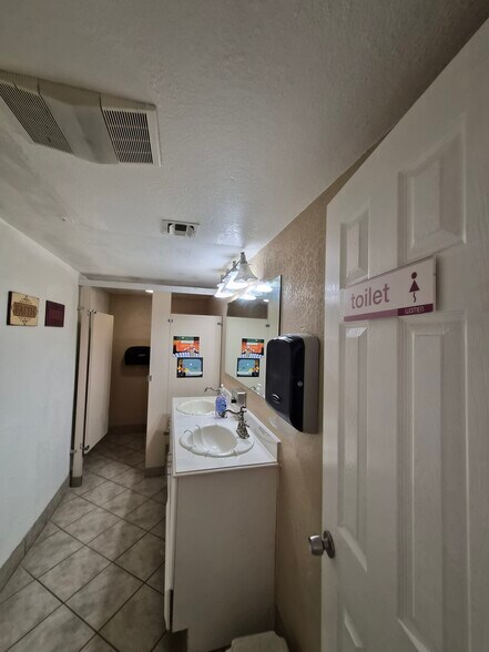 More Photos Of 1221 Dewey St, Houston Specialty For Sale