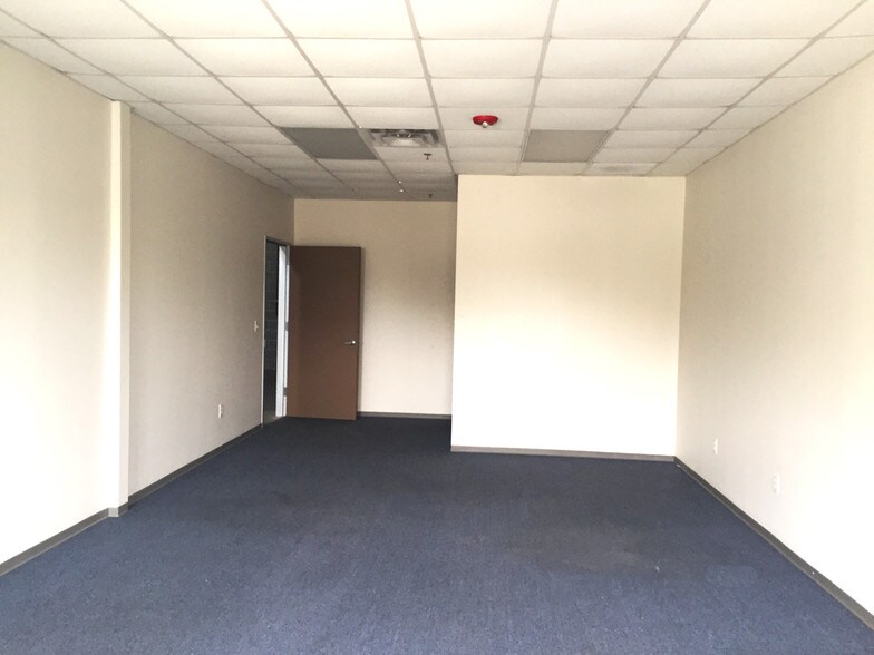More Photos Of 5750 N Sam Houston Pky E, Houston Warehouse For Lease