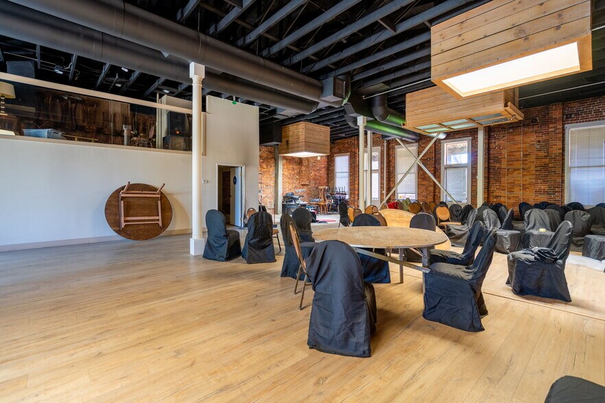 More Photos Of 910 2nd St, Sacramento Bar For Sale