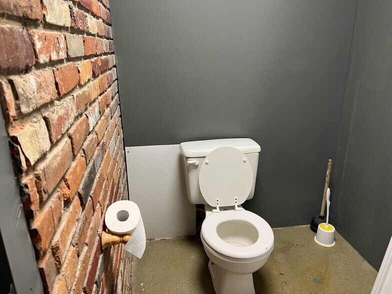 More Photos Of 1058-1068 Country Club Rd, Columbus General Retail For Sale