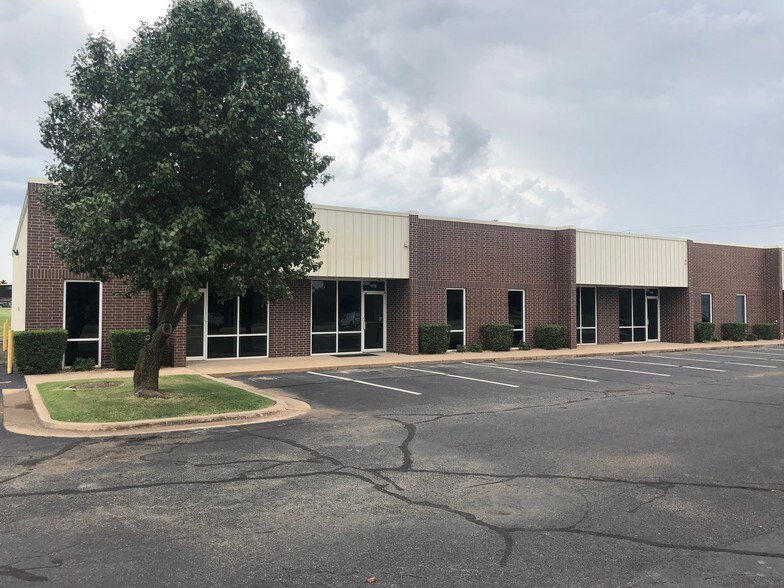 More Photos Of 2800 S Kelly Ave, Edmond Showroom For Lease