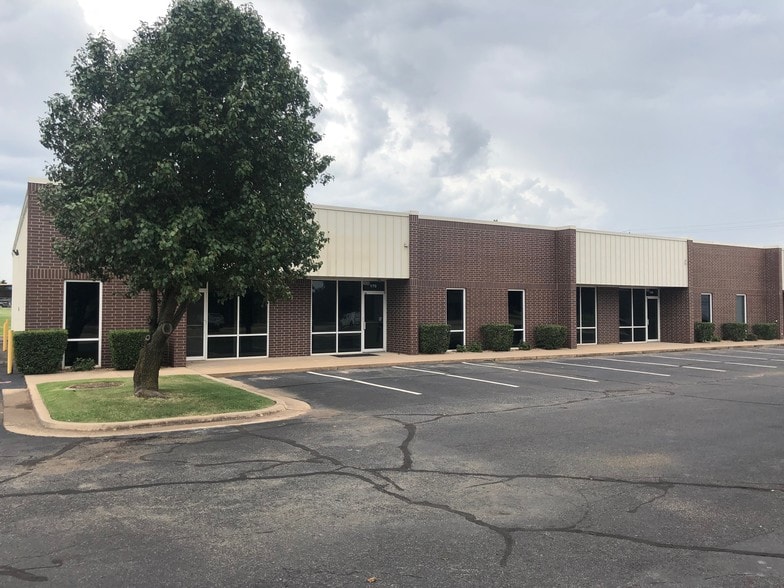 More Photos Of 2800 S Kelly Ave, Edmond Showroom For Lease