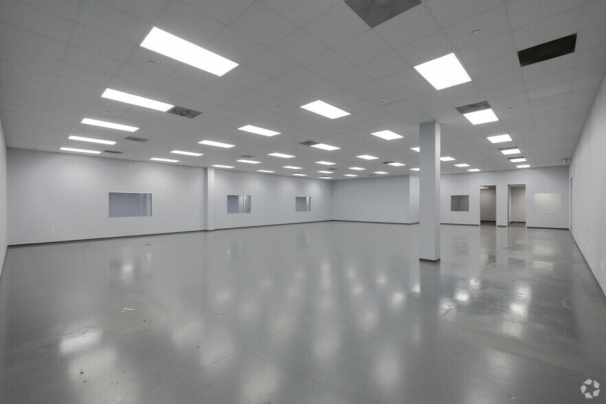 More Photos Of 4710 N Sam Houston Pky W, Houston Unknown For Lease