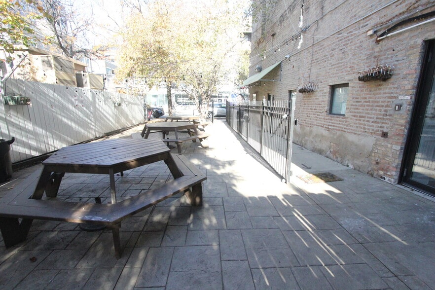 More Photos Of 1047 W Madison St, Chicago Apartments For Lease