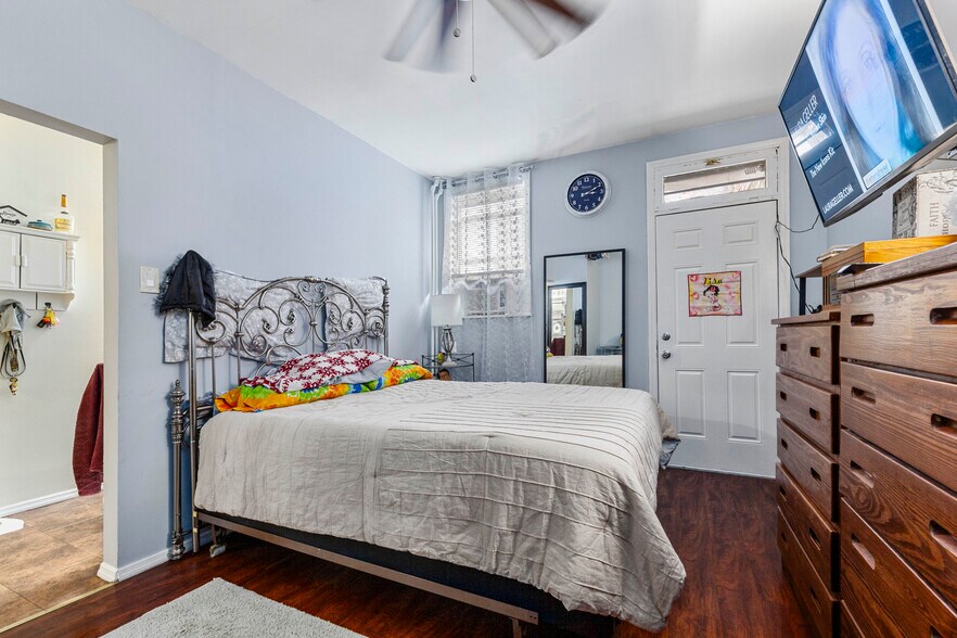 More Photos Of 6930 Myrtle Ave, Glendale General Retail For Sale