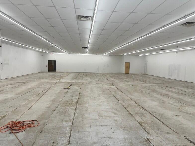 More Photos Of 4072 Glenwood Rd, Decatur Freestanding For Sale