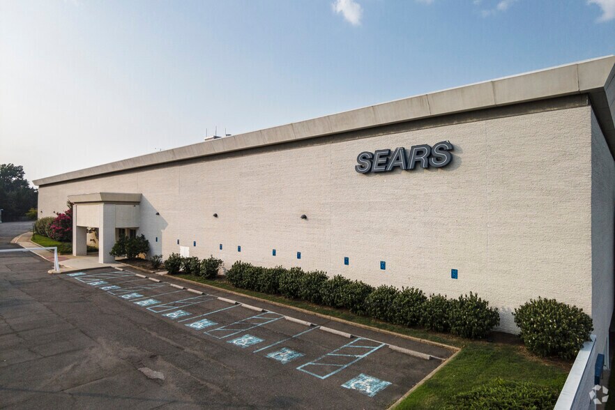 More Photos Of 6211 Leesburg Pike, Falls Church Department Store For Lease