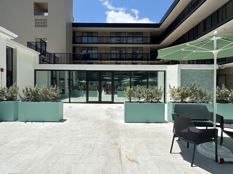 More Photos Of 1925 Harrison St, Hollywood Hotel For Lease