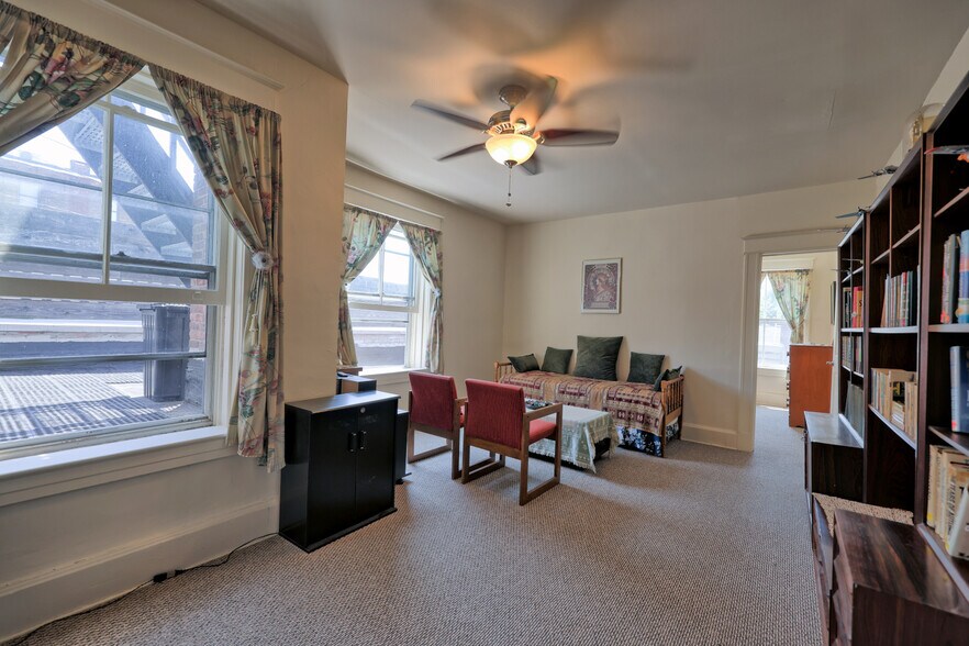 More Photos Of 511 Warren St, Hudson Storefront Retail Residential For Sale