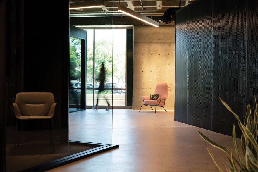 More Photos Of 2625 Townsgate Rd, Westlake Village Office For Lease