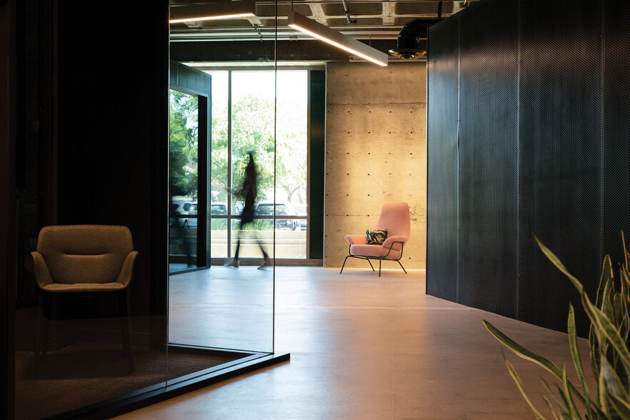 More Photos Of 2625 Townsgate Rd, Westlake Village Office For Lease