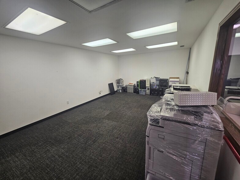 More Photos Of 1261 W Hurst Blvd, Hurst Warehouse For Lease