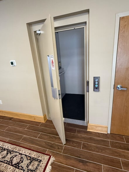 More Photos Of 870 W King St, Boone Office Residential For Lease