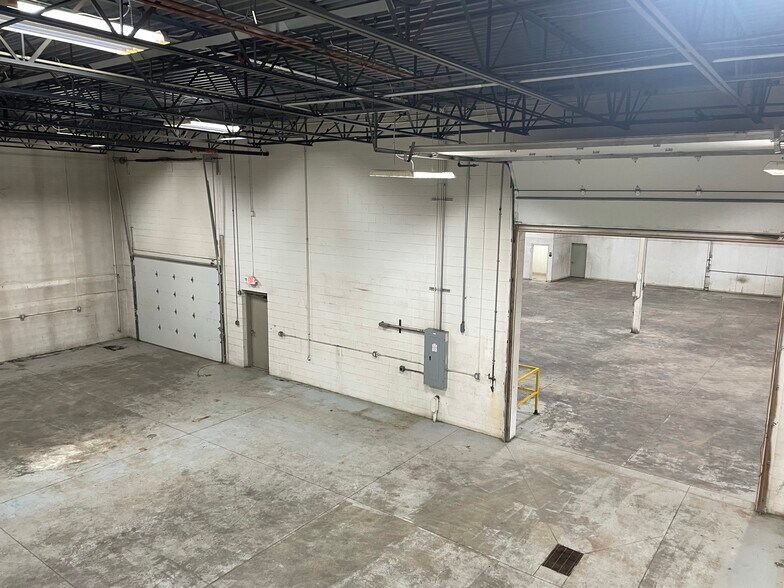 More Photos Of 6805 20th Ave S, Centerville Manufacturing For Lease