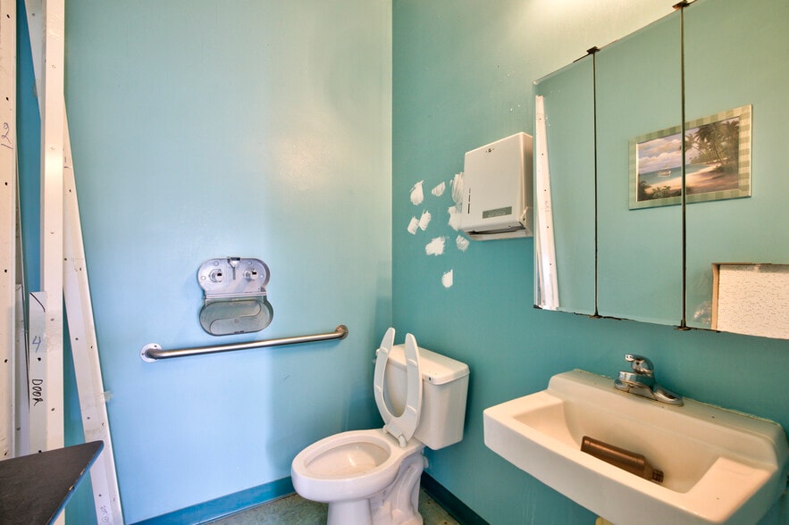 More Photos Of 7118-7170 N Nob Hill Rd, Tamarac General Retail For Lease