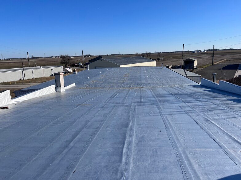 More Photos Of 235-239 Maple St, Metamora Light Distribution For Sale