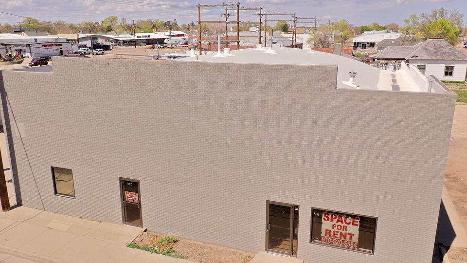 More Photos Of 210 Chestnut St, Sterling Showroom For Lease