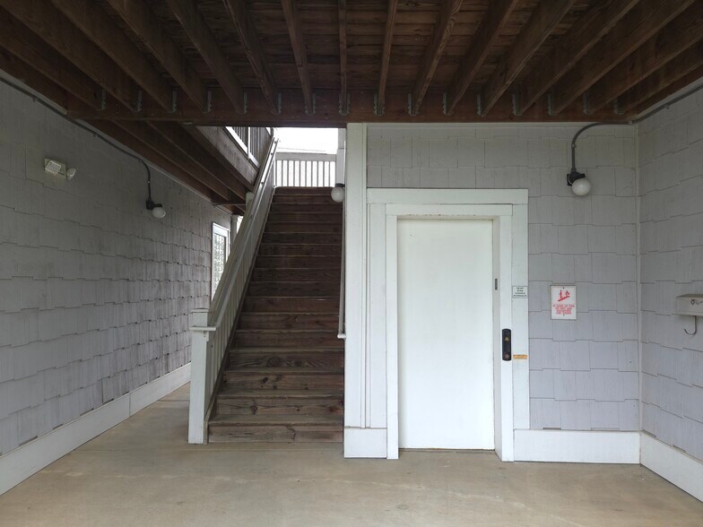 More Photos Of 705-711 Peninsula Dr, Davidson Office For Sale