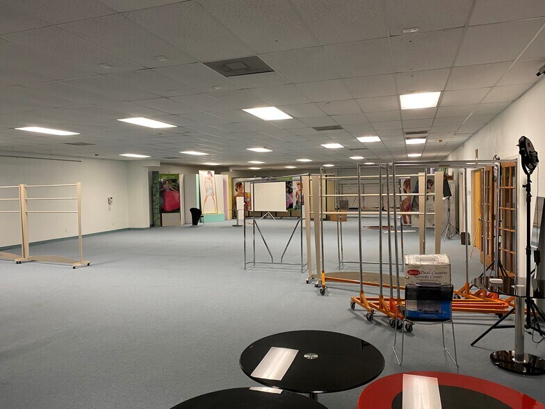 More Photos Of 451 Landing Blvd, League City Office For Sale