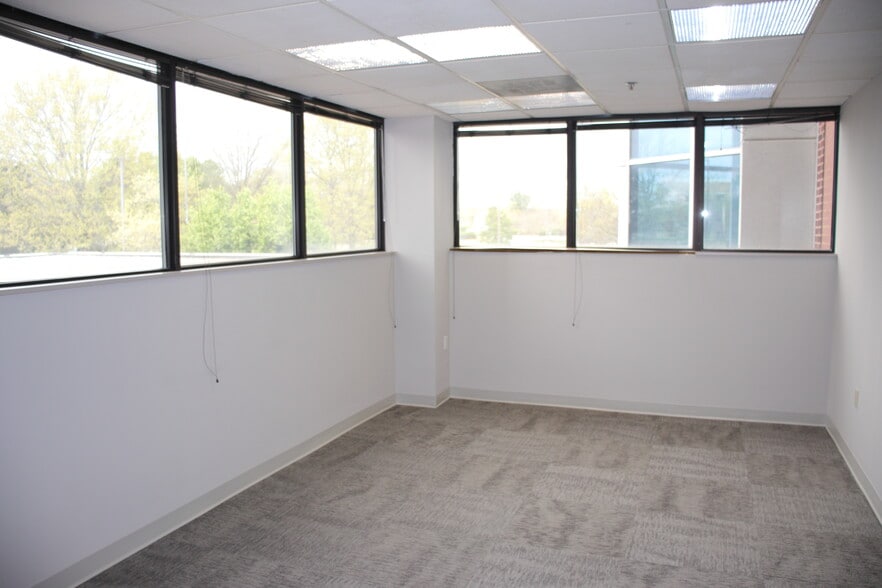 More Photos Of 21495 Ridgetop Cir, Sterling Medical For Lease