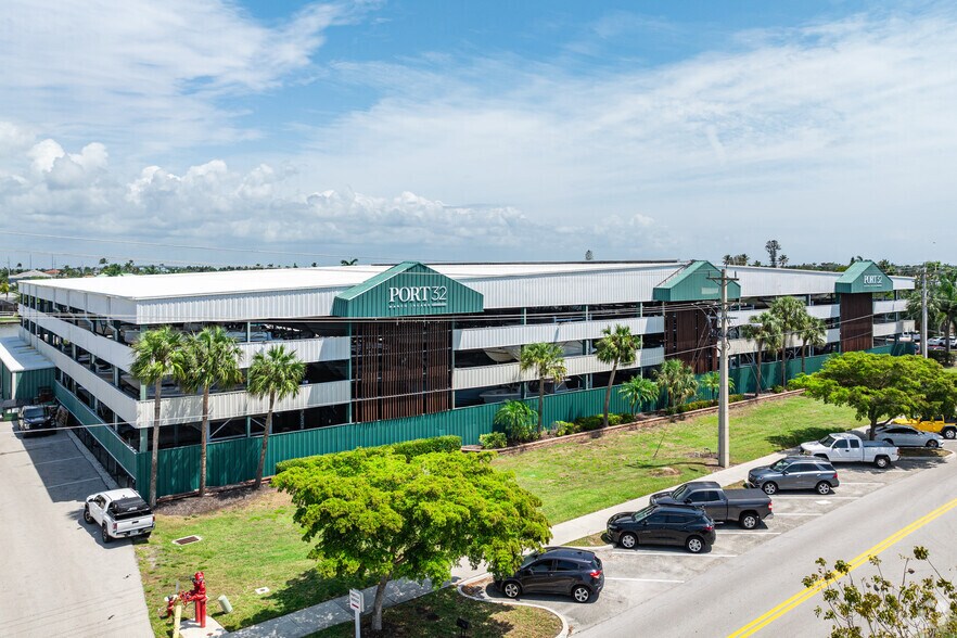 More Photos Of 705 E Elkcam Cir, Marco Island Marina For Lease