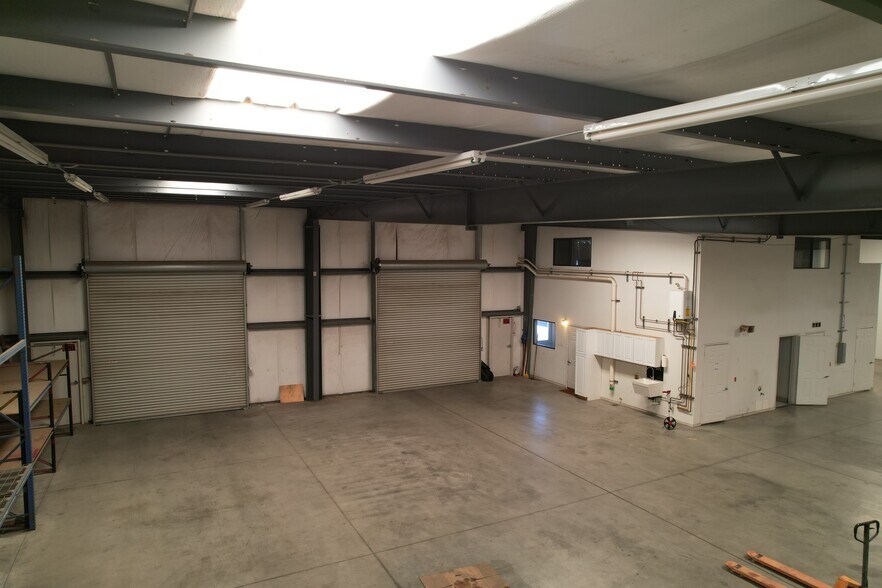 More Photos Of 5401 Gasoline Alley Dr, Bakersfield Service For Lease