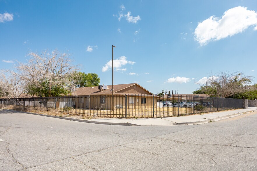 More Photos Of 11200 Chamberlaine Way, Adelanto Apartments For Sale