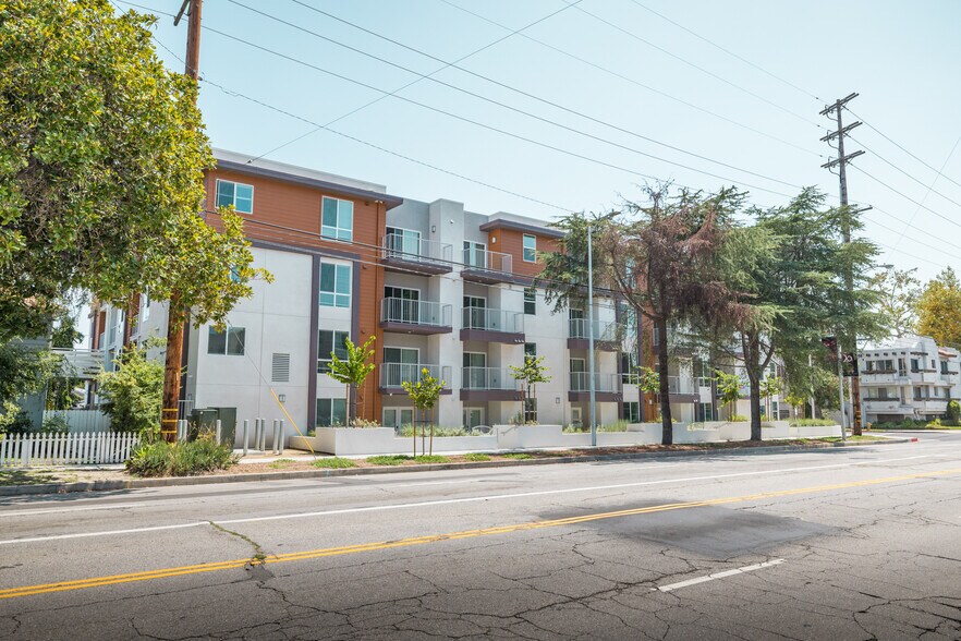 More Photos Of 10555 Bloomfield St, Toluca Lake Apartments For Sale