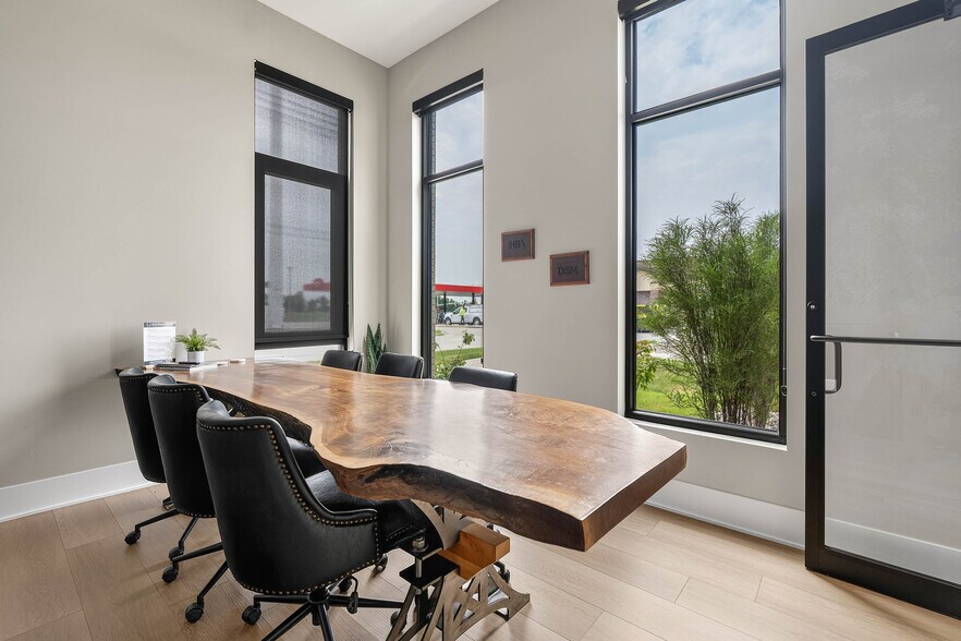 More Photos Of 3607 NE Otterview Cir, Ankeny Office For Sale