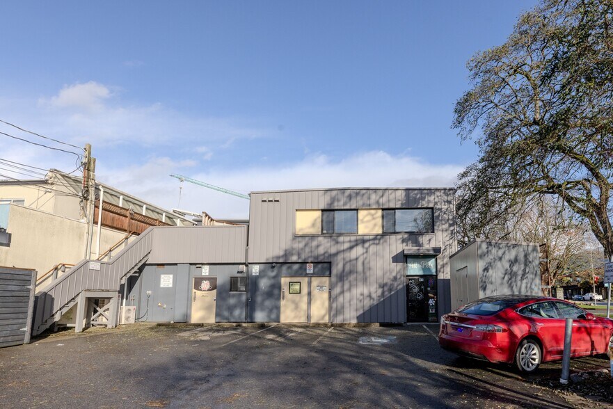 More Photos Of 5641 Cowrie St, Sechelt General Retail For Sale