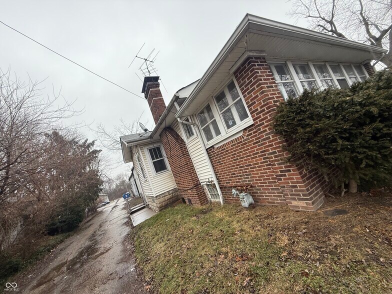 More Photos Of 3823 E 10th St, Indianapolis Freestanding For Sale
