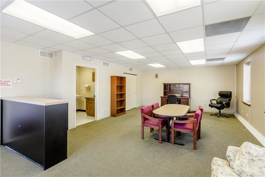 More Photos Of 252 David Pky, Ontario Warehouse For Lease