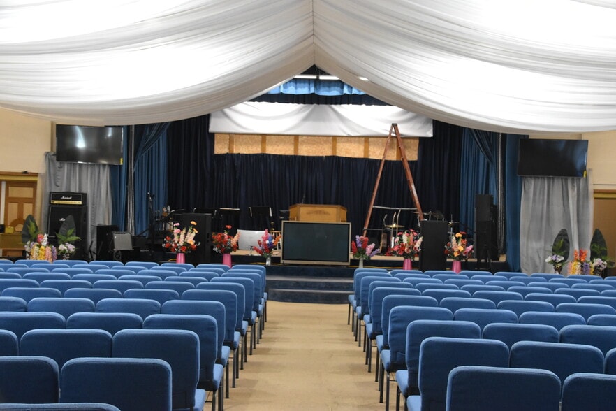 More Photos Of 120 E 25th St, Los Angeles Religious Facility For Lease