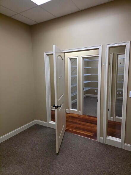 More Photos Of 2505-2511 Seven Springs Blvd, New Port Richey Office For Sale
