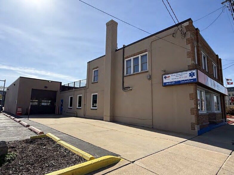 More Photos Of 922 S Park St, Madison Flex For Sale