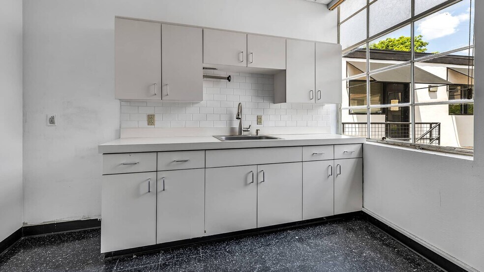 More Photos Of 1214 W 6th St, Austin Office For Lease