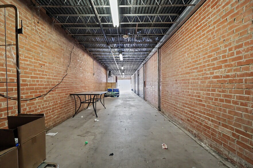 More Photos Of 312 E Main St, Grand Prairie Showroom For Lease