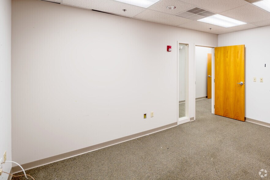 More Photos Of 2 Corporate Pl, Middletown Office For Lease