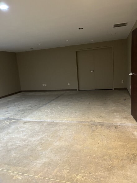 More Photos Of 345 Huls Dr, Englewood Light Distribution For Lease