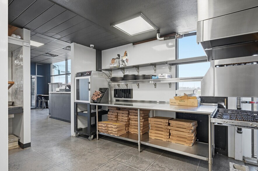 More Photos Of 1511 N Meridian St, Portland Freestanding For Sale