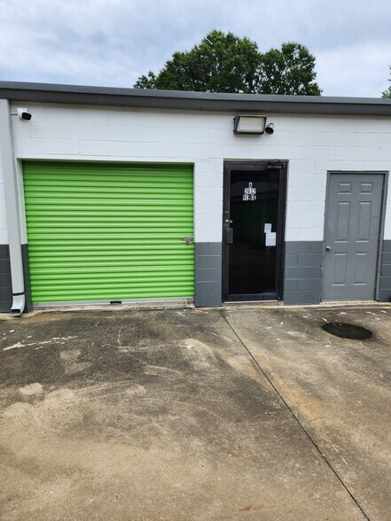 More Photos Of 2632 Spruce St, Montgomery Self Storage For Lease