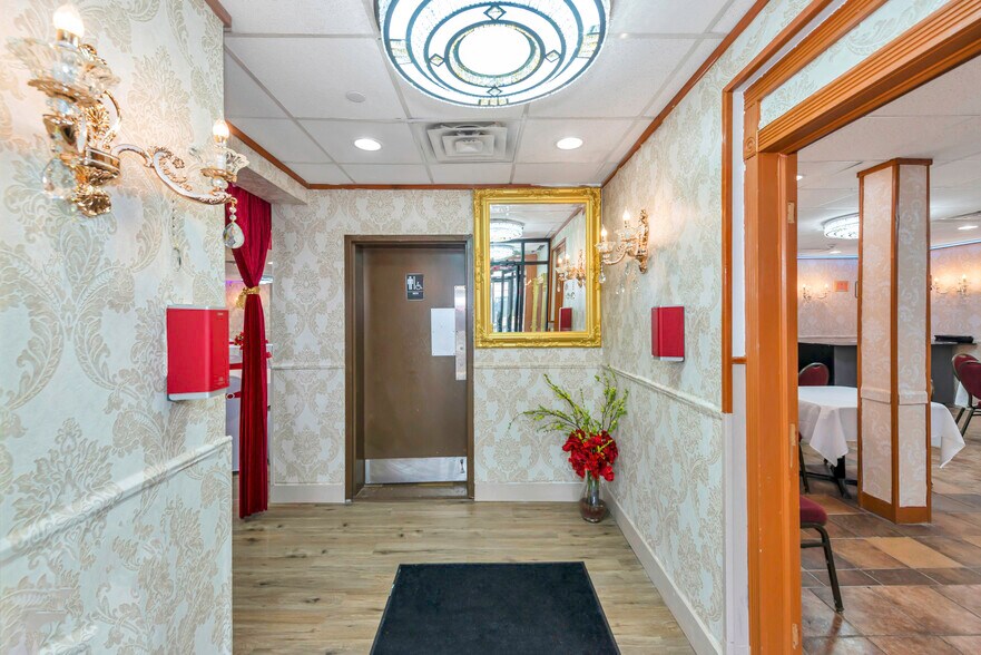 More Photos Of 2716 Hempstead Tpke, Levittown Restaurant For Sale