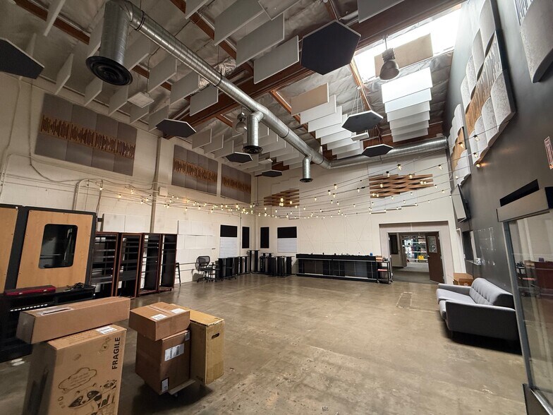 More Photos Of 2636 N Ontario St, Burbank Warehouse For Lease