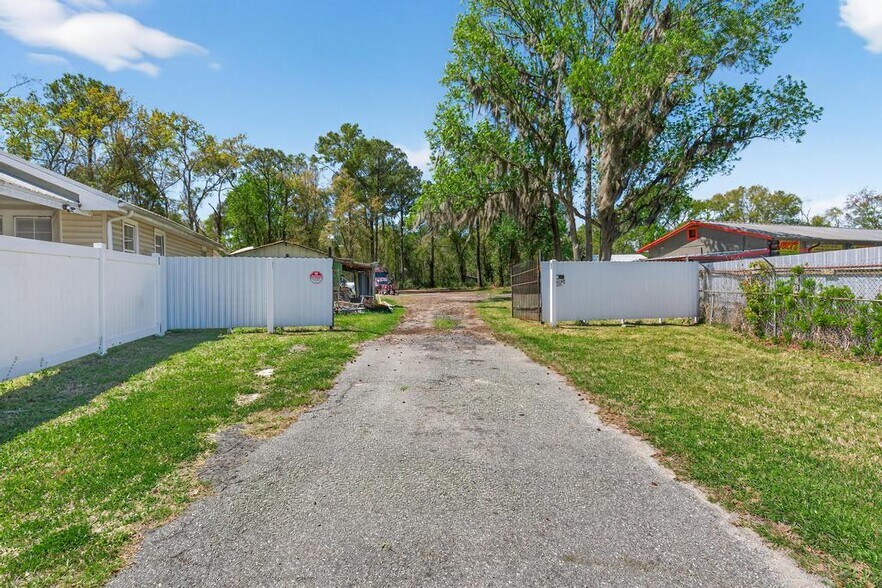 More Photos Of 10676 New Kings Rd, Jacksonville Office For Lease