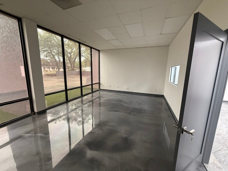 More Photos Of 900 N University Blvd, Jacksonville Medical For Lease