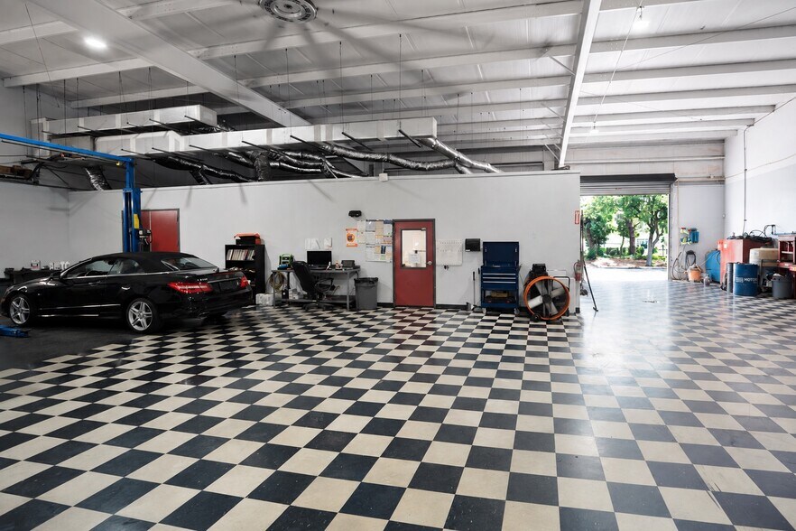 More Photos Of 2350 Us-17-92, Longwood Showroom For Sale
