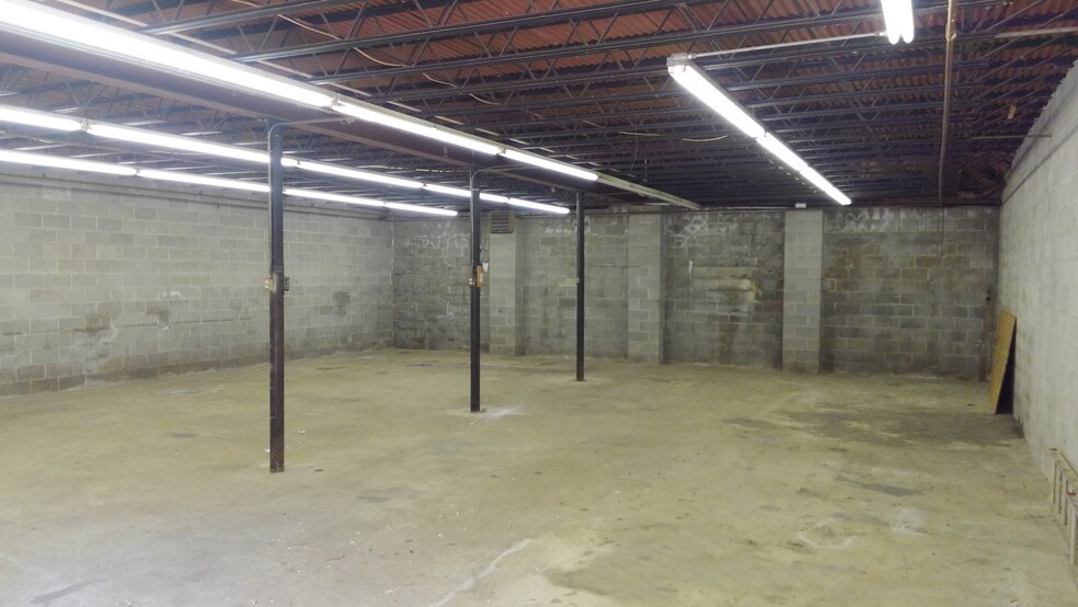 More Photos Of 910 Edgefield St, Greenwood Light Distribution For Sale
