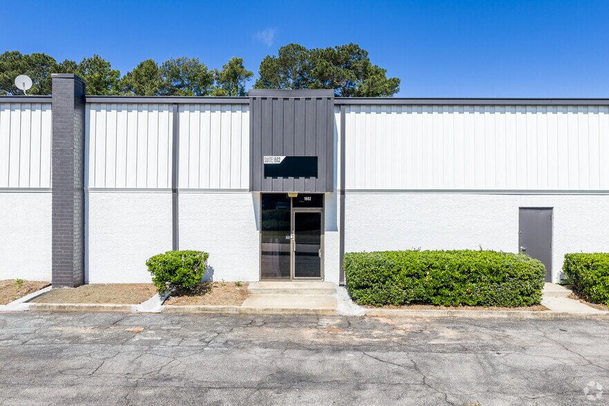 More Photos Of 1870-1908 Forge St, Tucker Distribution For Lease