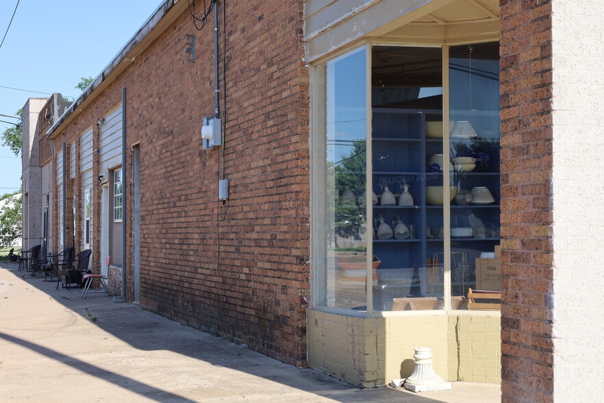 More Photos Of 98 Broadway Ave, Groom Office For Sale