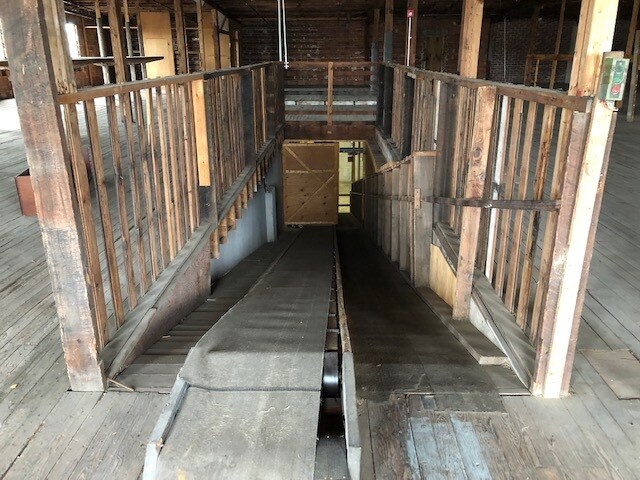 More Photos Of 801 8th Ave W, Palmetto Showroom For Lease